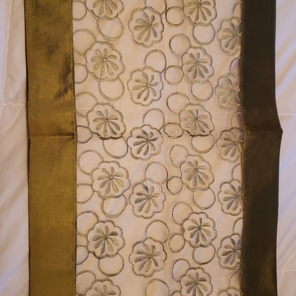 Table Runner - Picture 1 of 4